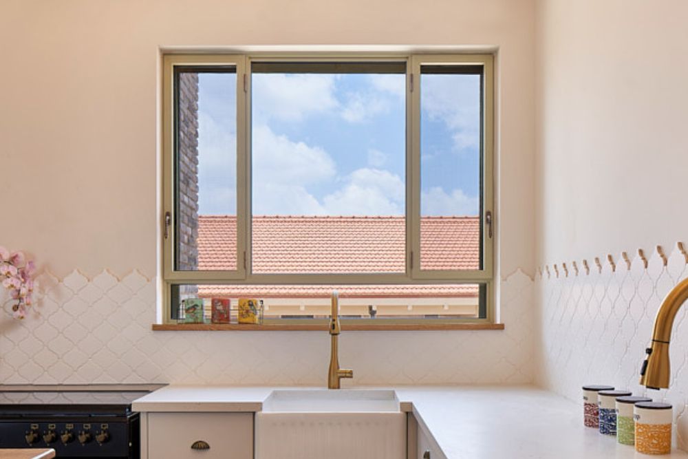 חלונות אלומיניום בפתיחת ציר של חברת אלוג'י